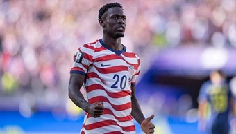 UEFA chỉ trích FIFA vì xóa thẻ đỏ cho Balogun