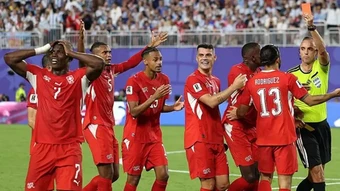 VAR dùng luật mới đuổi Breel Embolo khiến Thụy Sĩ ôm hận