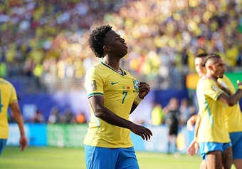 Vinicius chê mặt sân khô cứng khiến tuyển Brazil gặp khó