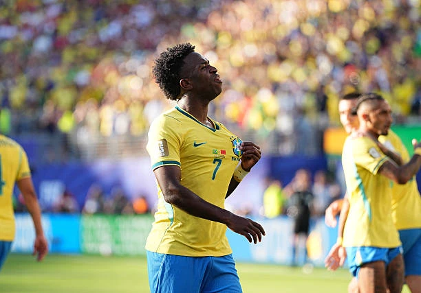 Vinicius chê mặt sân khô cứng khiến tuyển Brazil gặp khó Vinicius chê mặt sân khô cứng khiến tuyển Brazil gặp khó
