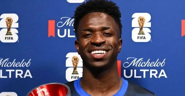 Vinicius đòi quà Ancelotti sau cú đánh đầu tung lưới Scotland