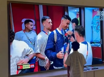 Vợ con Ronaldo ăn mừng bàn thắng lịch sử qua màn ảnh nhỏ