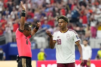 Yamal thoát thẻ phạt sau pha va chạm khiến Mbappe ngã gục