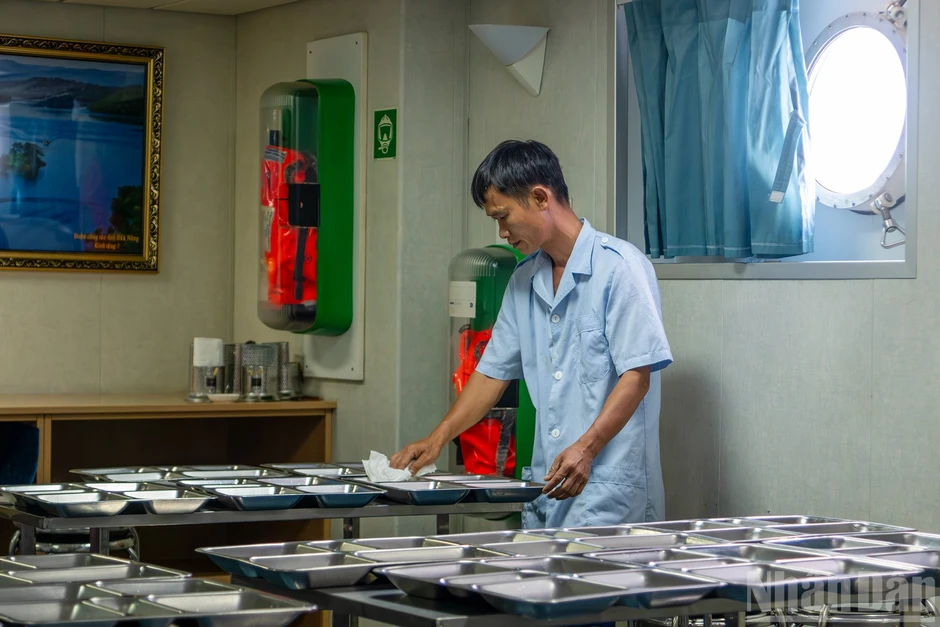 [Ảnh] Ấm áp những bữa ăn giữa trùng khơi
