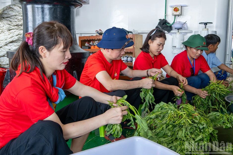 [Ảnh] Ấm áp những bữa ăn giữa trùng khơi