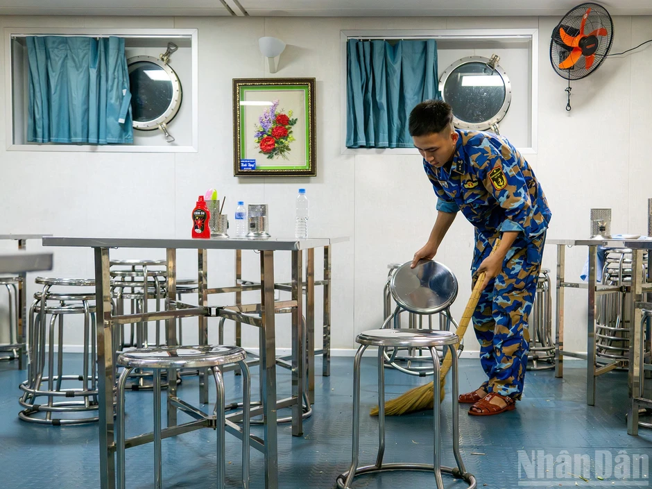 [Ảnh] Ấm áp những bữa ăn giữa trùng khơi