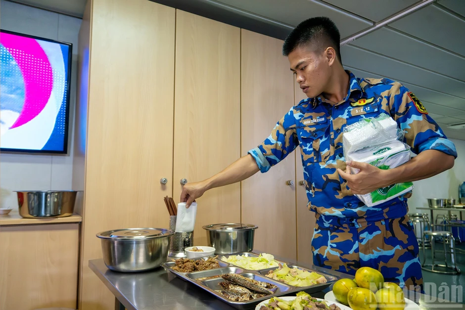 [Ảnh] Ấm áp những bữa ăn giữa trùng khơi