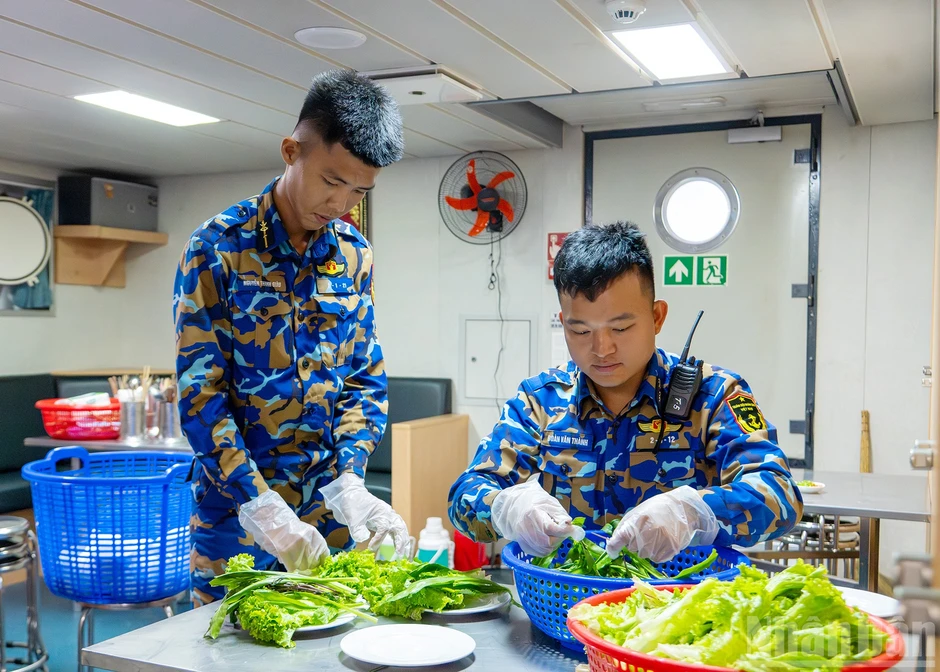 [Ảnh] Ấm áp những bữa ăn giữa trùng khơi
