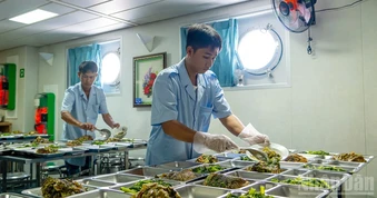 [Ảnh] Ấm áp những bữa ăn giữa trùng khơi