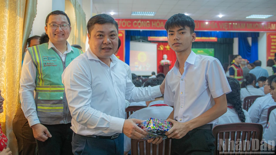 [Ảnh] Chắp cánh ước mơ cho con em những "người hùng thầm lặng" của thành phố Đà Nẵng
