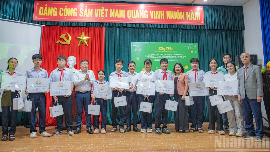 [Ảnh] Chắp cánh ước mơ cho con em những "người hùng thầm lặng" của thành phố Đà Nẵng