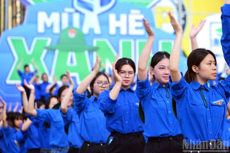 [Ảnh] Chiến dịch tình nguyện "Mùa hè xanh" của tuổi trẻ Thủ đô thu hút sinh viên nước ngoài