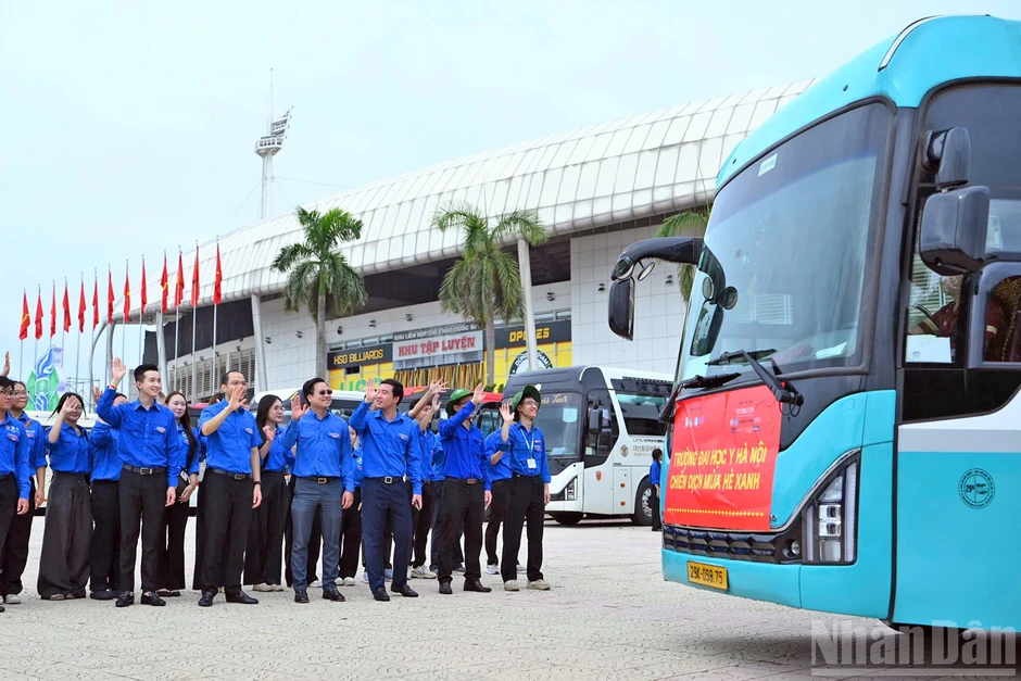 [Ảnh] Chiến dịch tình nguyện "Mùa hè xanh" của tuổi trẻ Thủ đô thu hút sinh viên nước ngoài