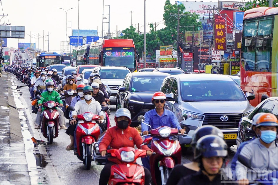 [Ảnh] Cửa ngõ vào trung tâm Thành phố Hồ Chí Minh đông đúc nhưng không kẹt xe