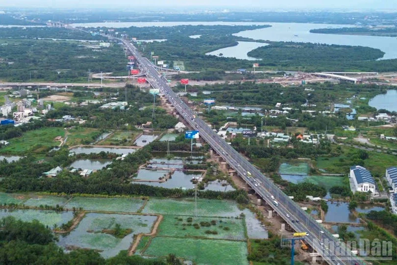 [Ảnh] Cửa ngõ vào trung tâm Thành phố Hồ Chí Minh đông đúc nhưng không kẹt xe