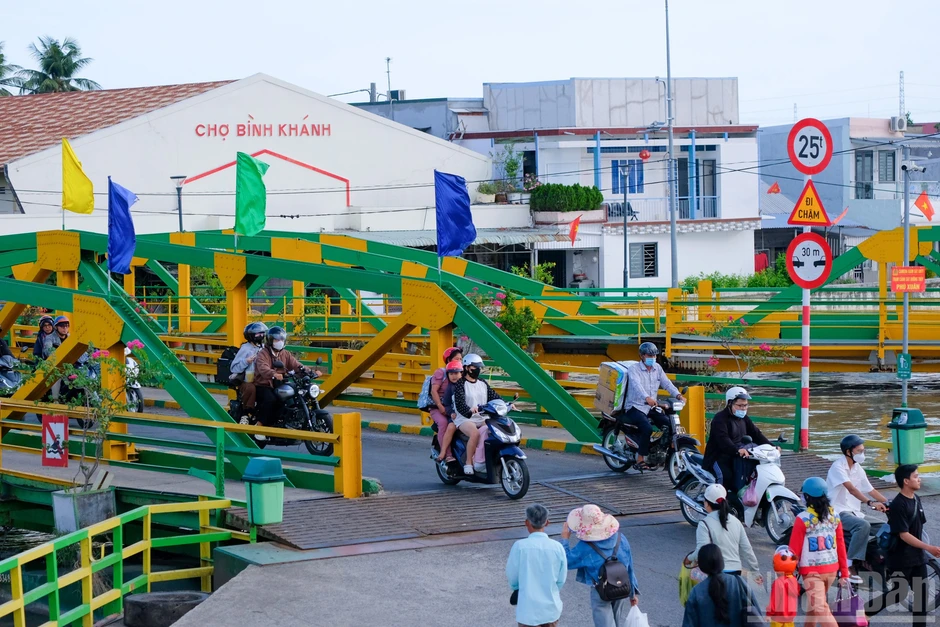 [Ảnh] Cửa ngõ vào trung tâm Thành phố Hồ Chí Minh đông đúc nhưng không kẹt xe