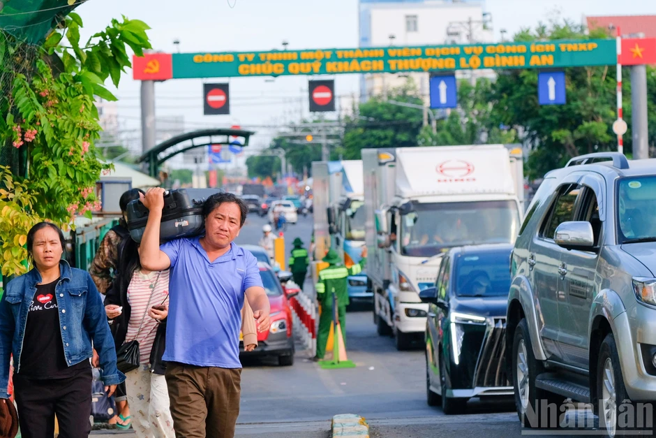 [Ảnh] Cửa ngõ vào trung tâm Thành phố Hồ Chí Minh đông đúc nhưng không kẹt xe
