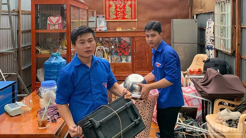 [Ảnh] Đồng Tháp: Khắc phục, trao tiền hỗ trợ các gia đình bị thiệt hại do thiên tai