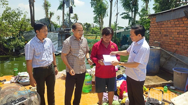 [Ảnh] Đồng Tháp: Khắc phục, trao tiền hỗ trợ các gia đình bị thiệt hại do thiên tai