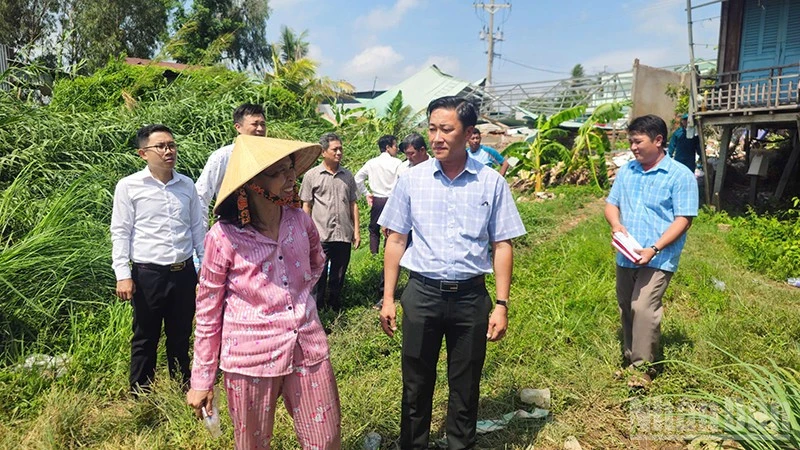 [Ảnh] Đồng Tháp: Khắc phục, trao tiền hỗ trợ các gia đình bị thiệt hại do thiên tai