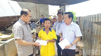[Ảnh] Đồng Tháp: Khắc phục, trao tiền hỗ trợ các gia đình bị thiệt hại do thiên tai