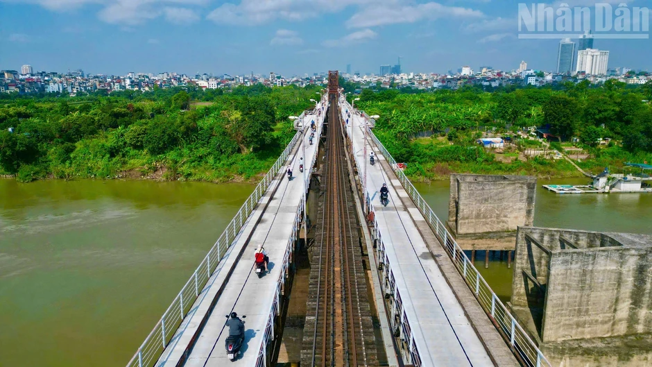 [Ảnh] Hà Nội: Cầu Long Biên thông xe sau 2 tháng sửa chữa
