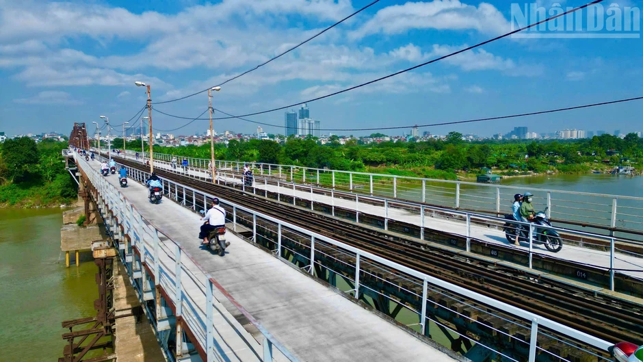 [Ảnh] Hà Nội: Cầu Long Biên thông xe sau 2 tháng sửa chữa