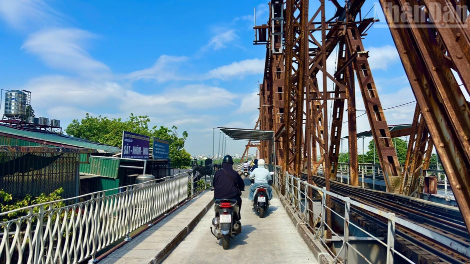 [Ảnh] Hà Nội: Cầu Long Biên thông xe sau 2 tháng sửa chữa