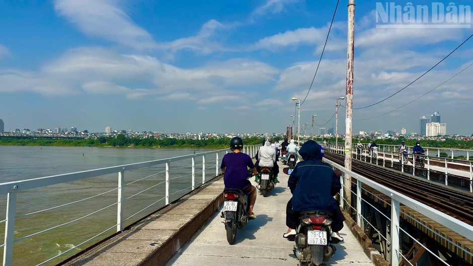 [Ảnh] Hà Nội: Cầu Long Biên thông xe sau 2 tháng sửa chữa