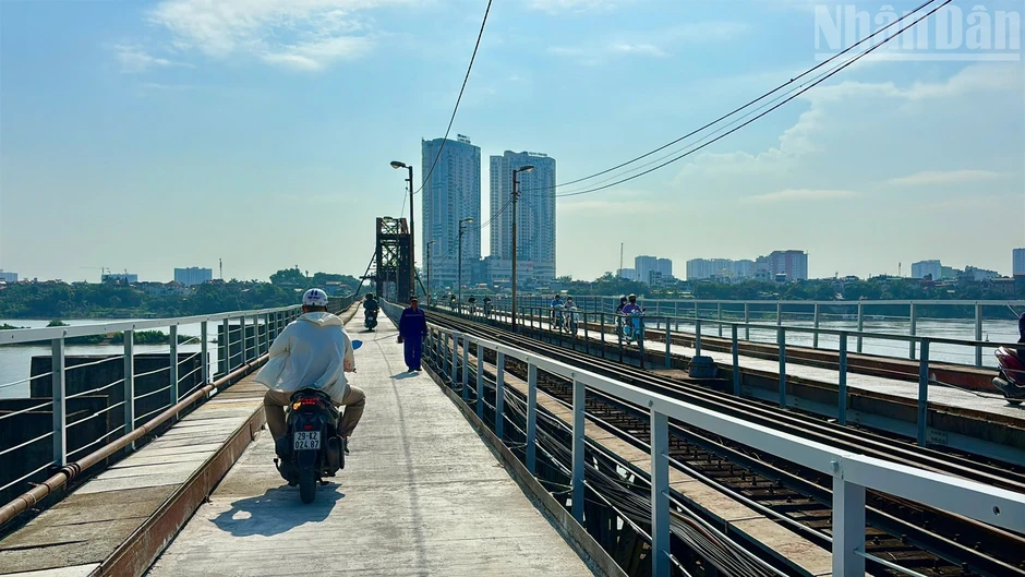 [Ảnh] Hà Nội: Cầu Long Biên thông xe sau 2 tháng sửa chữa