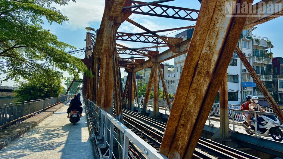 [Ảnh] Hà Nội: Cầu Long Biên thông xe sau 2 tháng sửa chữa