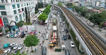 [Ảnh] Hà Nội: Thi công cống thoát nước, giao thông đường Nguyễn Trãi gặp khó khăn
