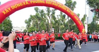 [Ảnh] Hàng nghìn người dân tham gia chạy bộ hưởng ứng “Chung một quyết tâm xây dựng xã, phường, đặc khu không ma túy”