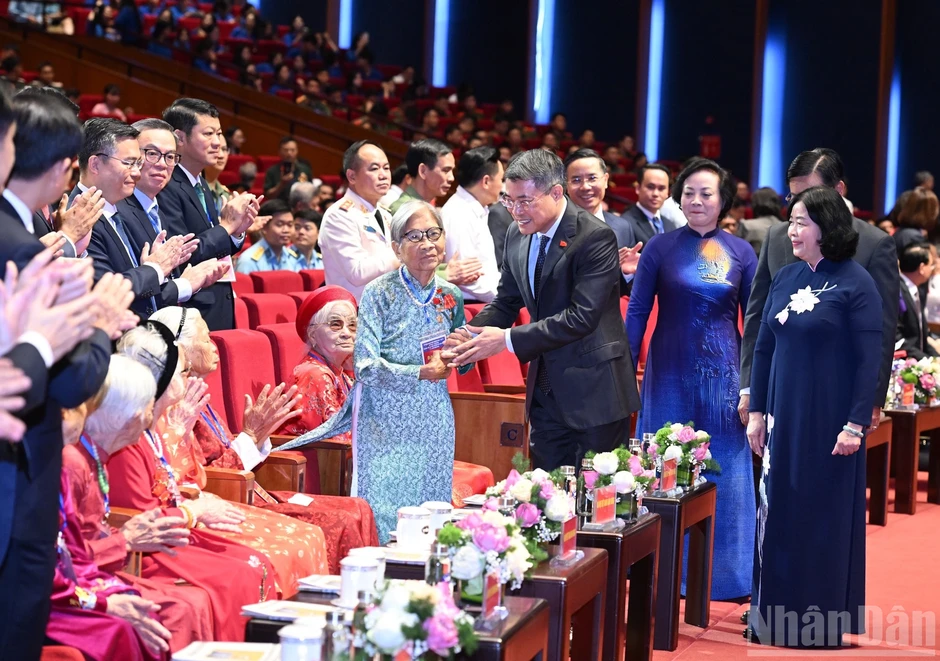 [Ảnh] Lãnh đạo Đảng, Nhà nước dự Hội nghị tri ân người có công với cách mạng toàn quốc năm 2026