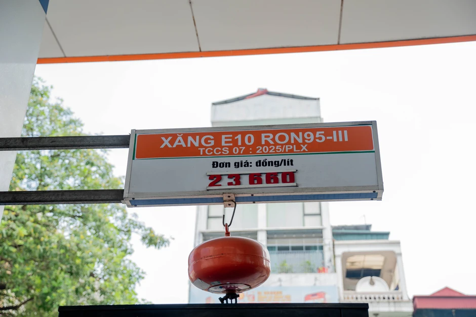 [Ảnh] Người dân Hà Nội trong ngày đầu chính thức dừng bán xăng E5 RON 95