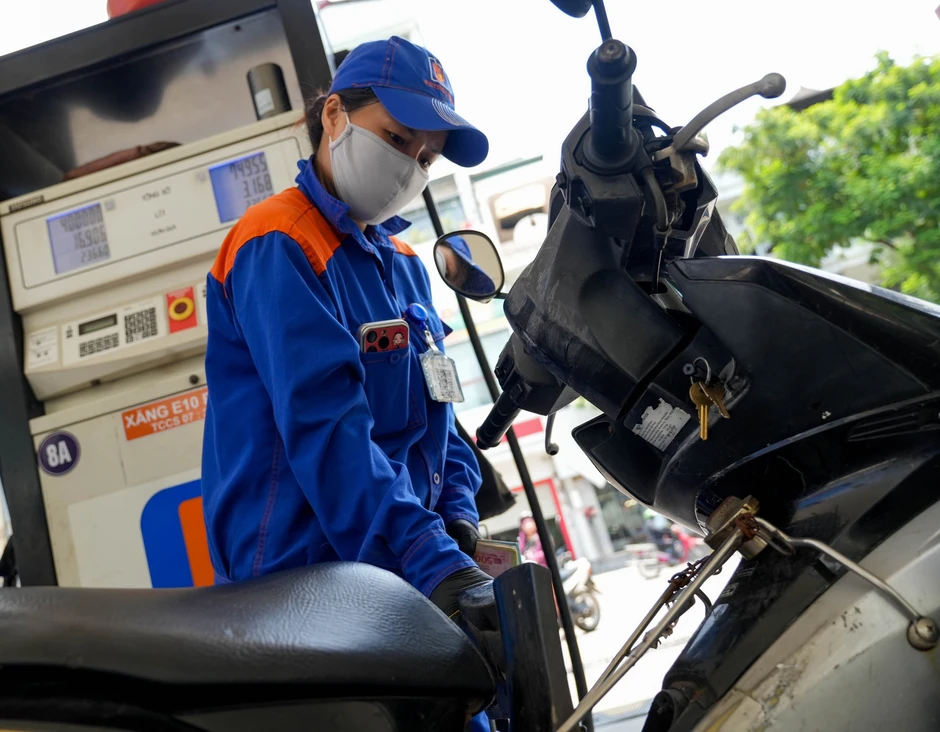 [Ảnh] Người dân Hà Nội trong ngày đầu chính thức dừng bán xăng E5 RON 95