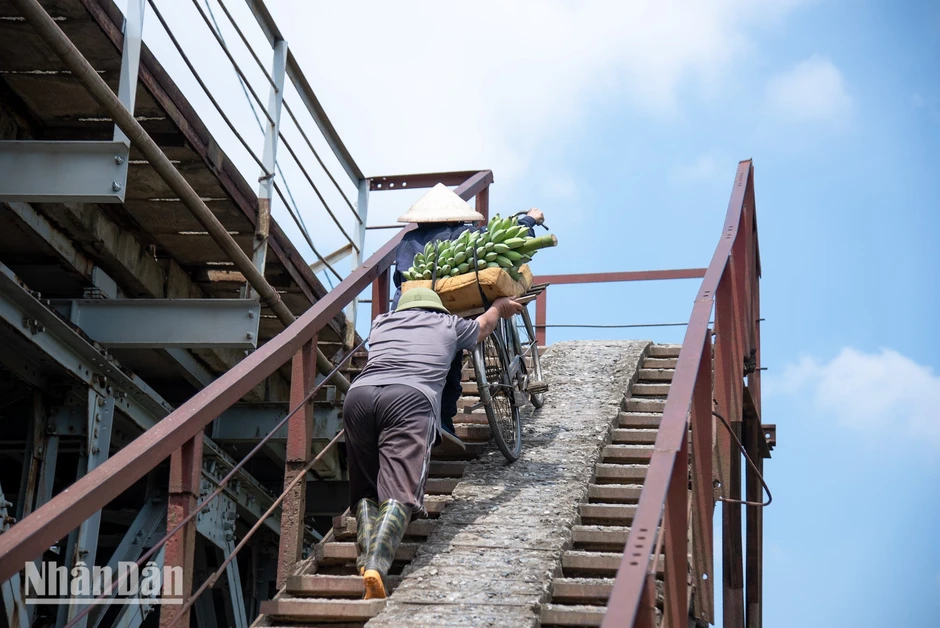 [Ảnh] Nhịp sống hai bên bờ hối hả trở lại trong ngày cầu Long Biên thông tuyến