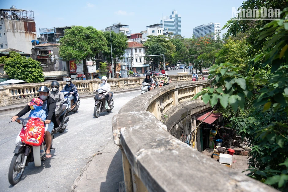 [Ảnh] Nhịp sống hai bên bờ hối hả trở lại trong ngày cầu Long Biên thông tuyến