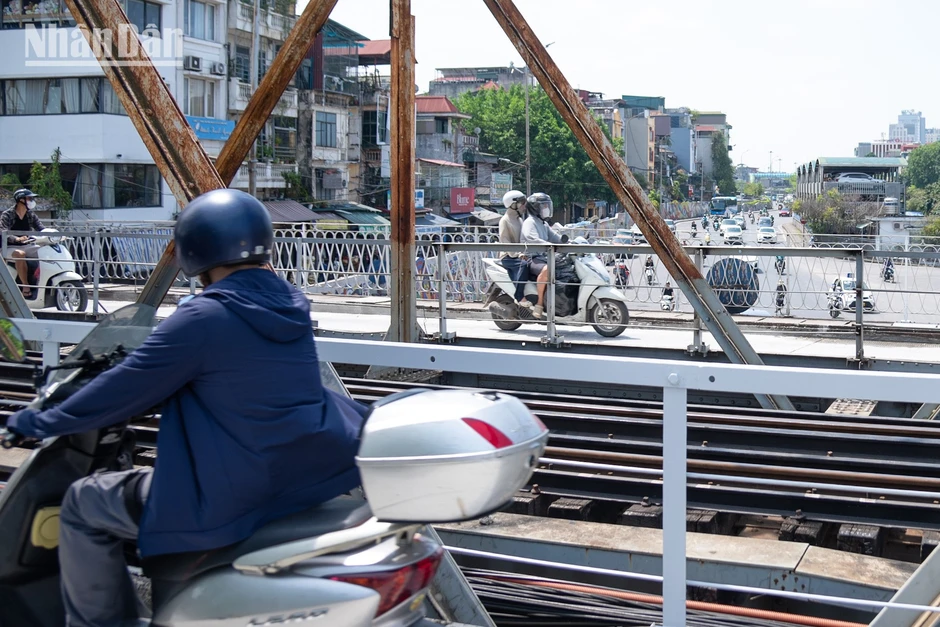 [Ảnh] Nhịp sống hai bên bờ hối hả trở lại trong ngày cầu Long Biên thông tuyến