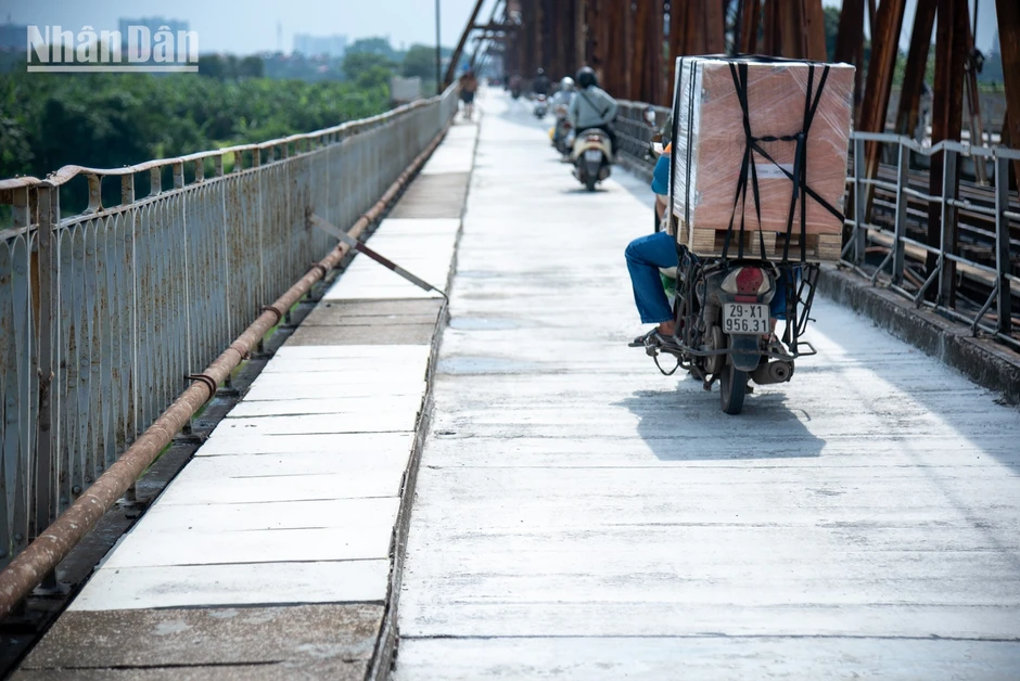 [Ảnh] Nhịp sống hai bên bờ hối hả trở lại trong ngày cầu Long Biên thông tuyến