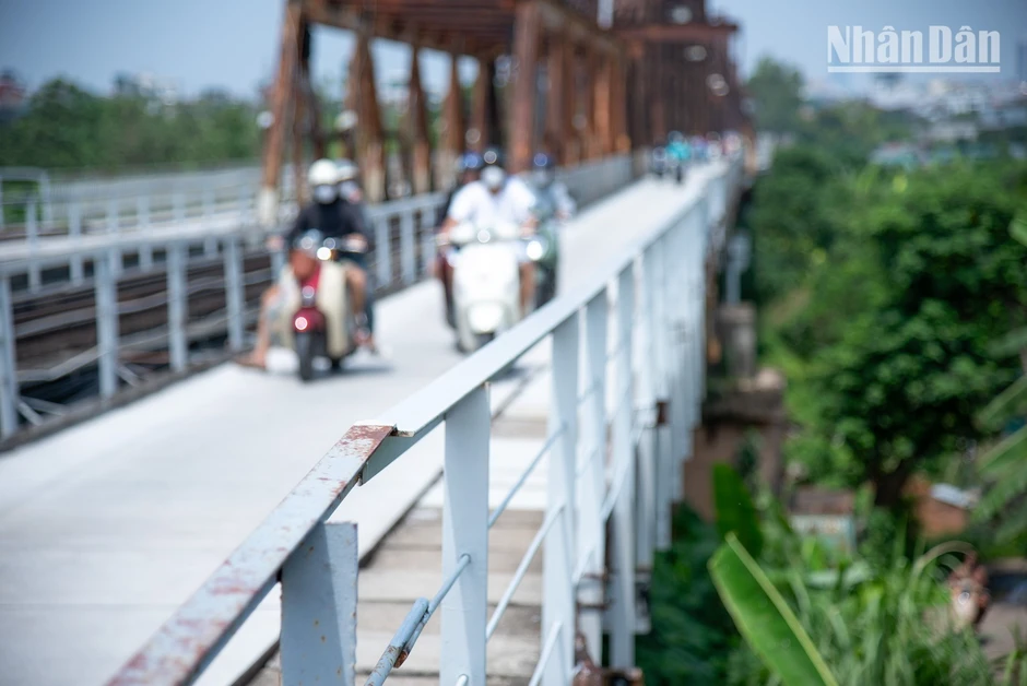 [Ảnh] Nhịp sống hai bên bờ hối hả trở lại trong ngày cầu Long Biên thông tuyến