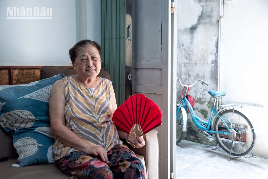[Ảnh] Nhịp sống hai bên bờ hối hả trở lại trong ngày cầu Long Biên thông tuyến