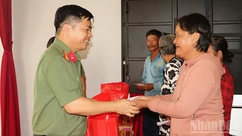 [Ảnh] Tặng quà bà con khó khăn ở xã biên giới