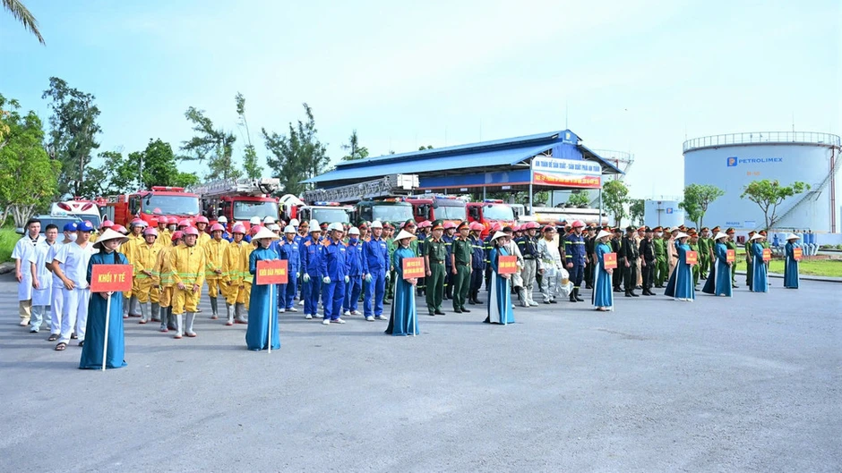 [Ảnh] Toàn cảnh diễn tập chữa cháy và cứu nạn, cứu hộ tại kho xăng dầu Bến Thủy