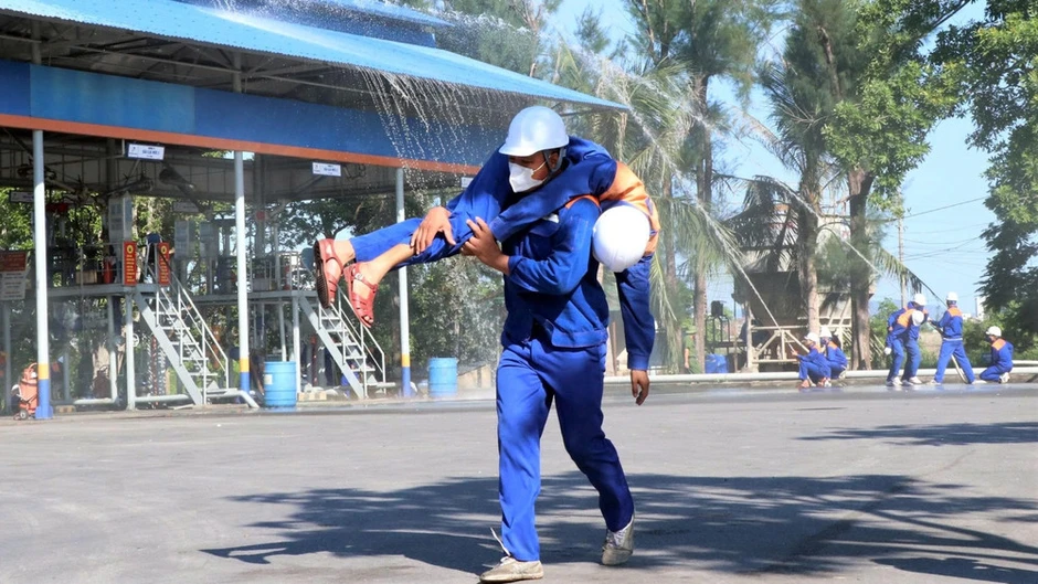 [Ảnh] Toàn cảnh diễn tập chữa cháy và cứu nạn, cứu hộ tại kho xăng dầu Bến Thủy