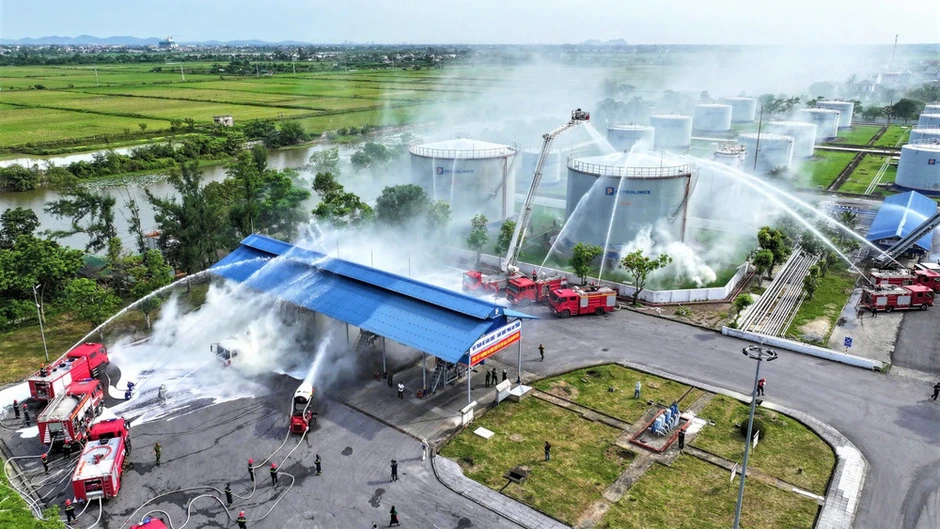[Ảnh] Toàn cảnh diễn tập chữa cháy và cứu nạn, cứu hộ tại kho xăng dầu Bến Thủy