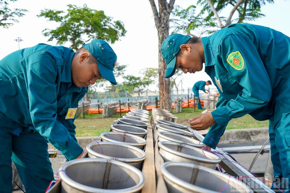 [Ảnh] Trận địa pháo hoa trước giờ bừng sáng đêm 30/4 tại Thành phố Hồ Chí Minh