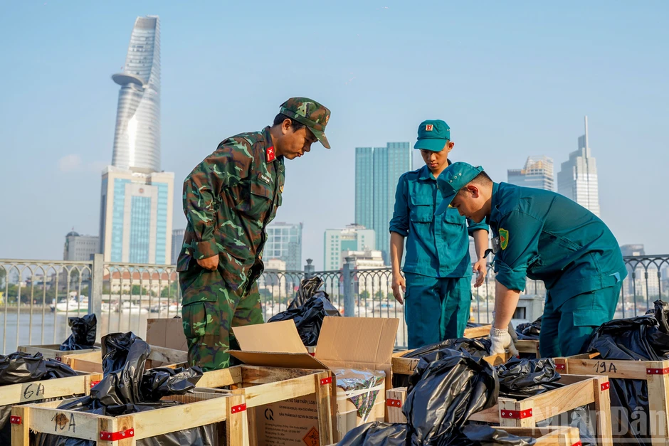 [Ảnh] Trận địa pháo hoa trước giờ bừng sáng đêm 30/4 tại Thành phố Hồ Chí Minh