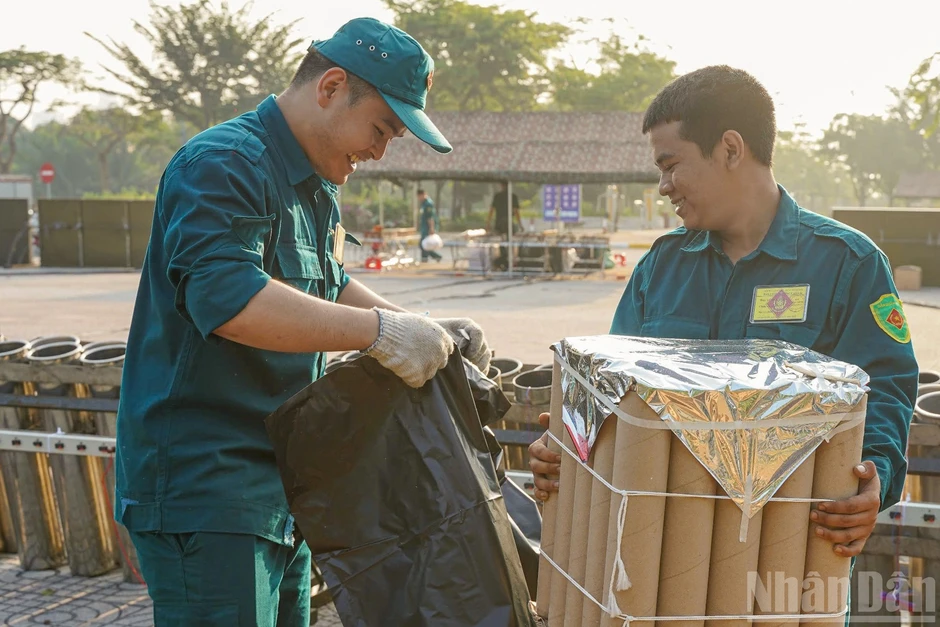 [Ảnh] Trận địa pháo hoa trước giờ bừng sáng đêm 30/4 tại Thành phố Hồ Chí Minh