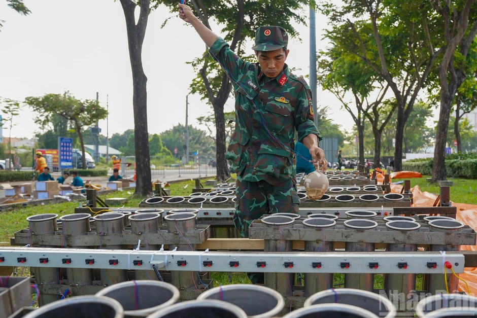 [Ảnh] Trận địa pháo hoa trước giờ bừng sáng đêm 30/4 tại Thành phố Hồ Chí Minh